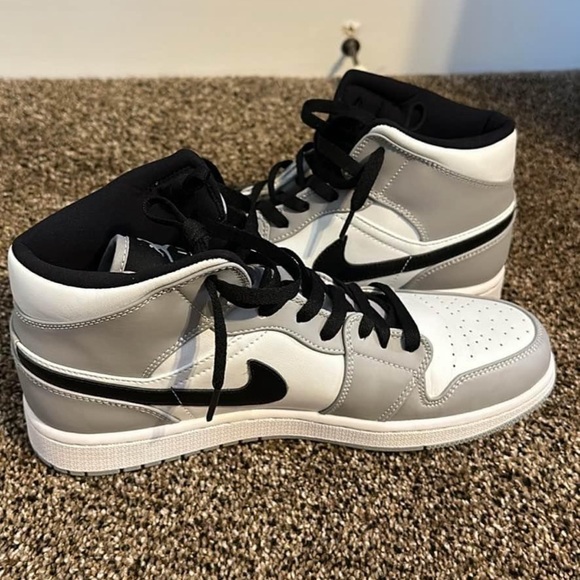 Air Jordan 1’s Grey Smoke - Picture 2 of 5